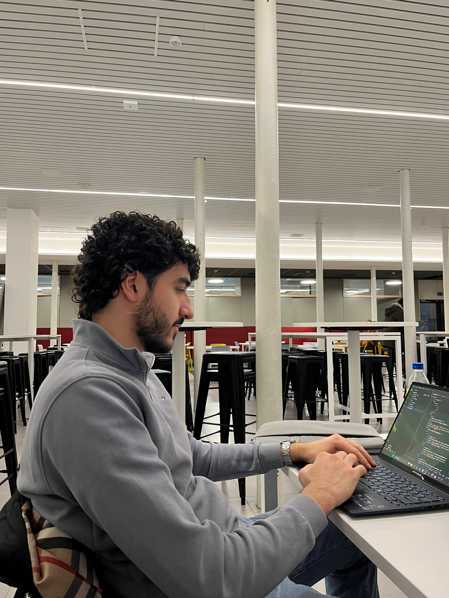 Ferkan zit voor de computer 